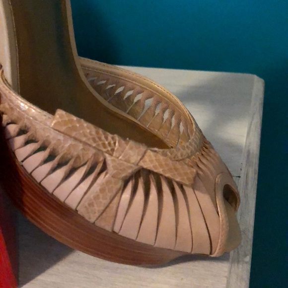 Sky High Guess Heels, Size 10. - Picture 4 of 5